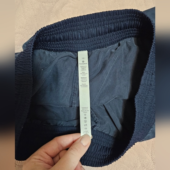 Lululemon Feeling Femme Short 5"True Navy Sz 10 - Picture 11 of 13